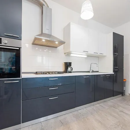 Rozaria Zadarvillas *