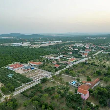 Rozaria Zadarvillas *