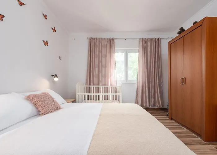 Rozaria Zadarvillas *