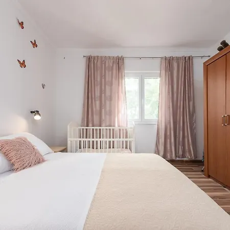 Rozaria Zadarvillas *