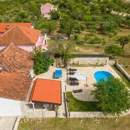 Rozaria Zadarvillas *