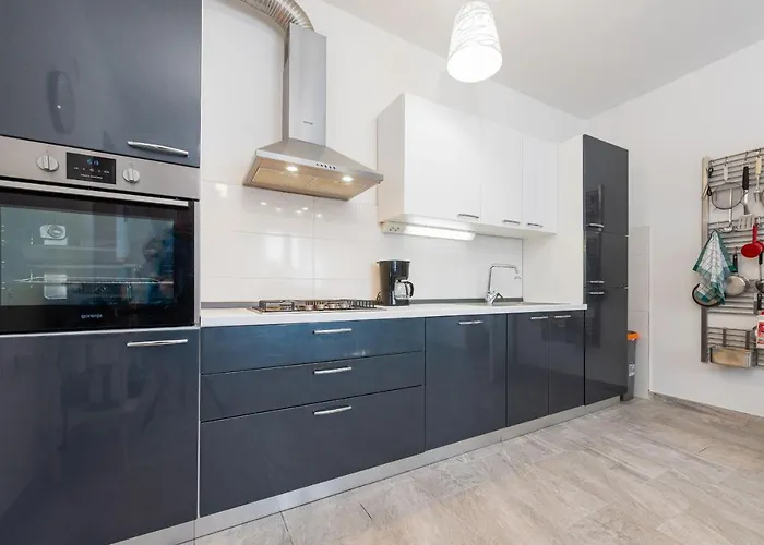 Rozaria Zadarvillas *