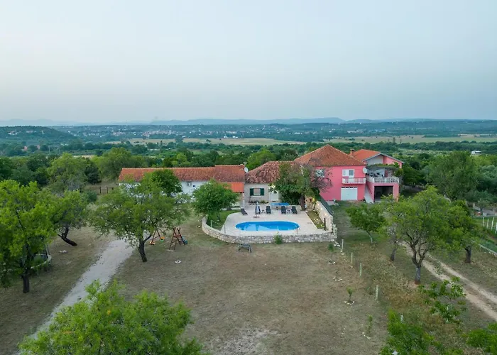 Rozaria Zadarvillas *