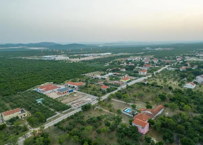 Rozaria Zadarvillas *