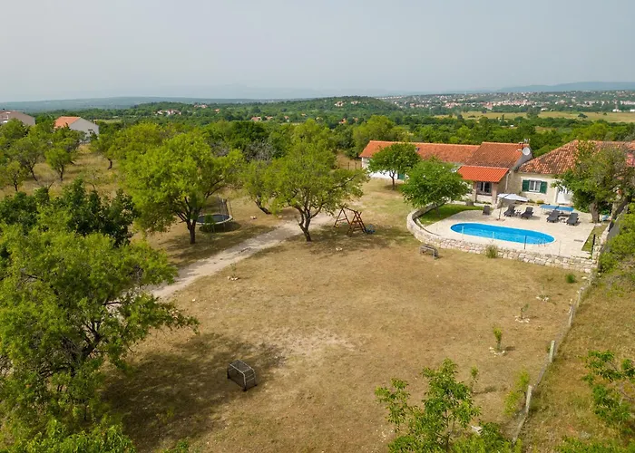 Rozaria Zadarvillas *