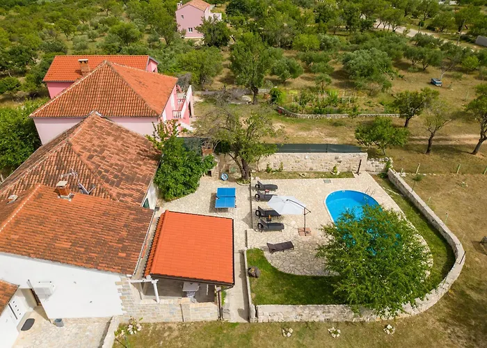 Rozaria Zadarvillas *